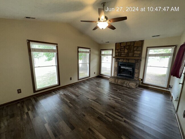 Foto del edificio - 501 Hollyberry Ln
