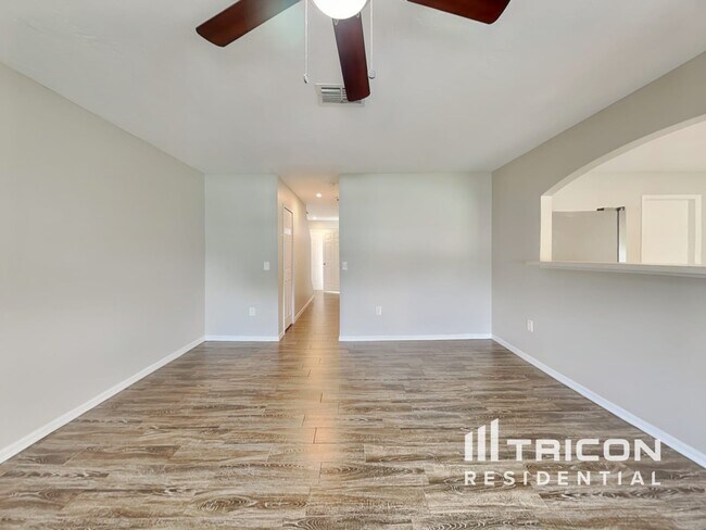 Foto del edificio - 3013 Whispering Trails Dr