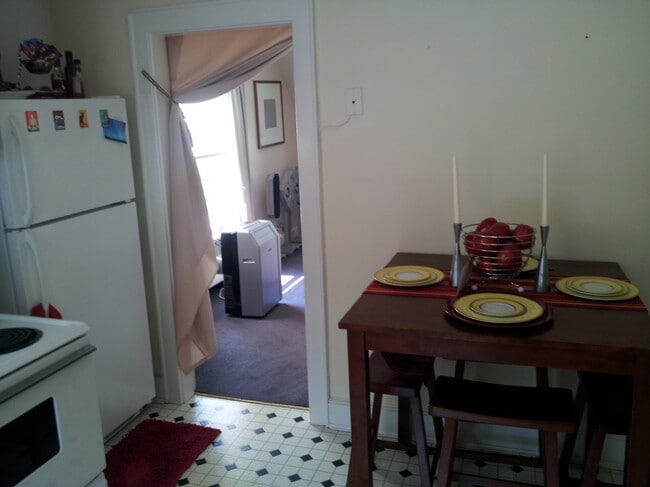 Kitchen acess to living room - 303 Linden St