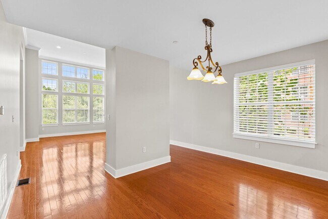 Building Photo - Private, light filled end unit townhome: 3 bed, 2.5 bath, 2,400 sq ft