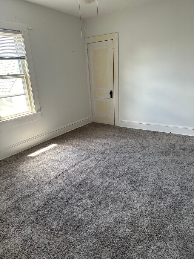 bedroom approx 12x15 - 514 N Main St