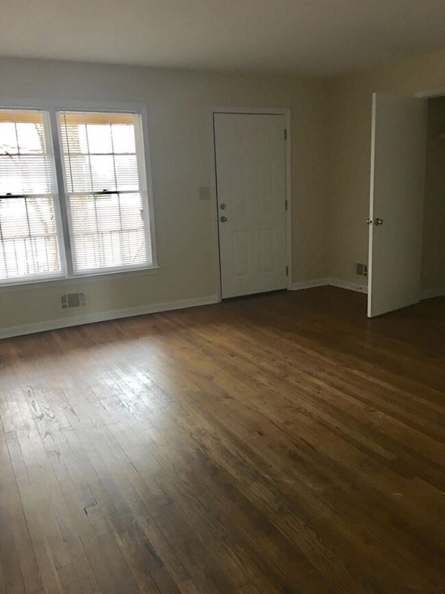 Building Photo - Clarke Co. - Athens, GA Huntington Ct - 3 ...