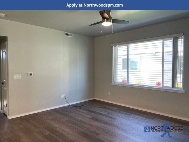 Building Photo - Newer Very Nice 2 Bedroom 1 Bathroom Downs...