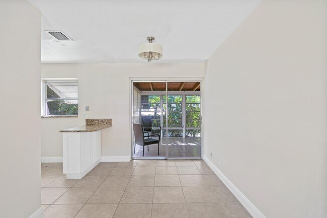 Foto del edificio - 230 Forest Hill Blvd