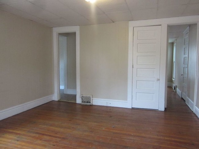 Building Photo - 2 bedroom apartment - Utilities Included