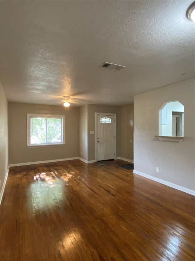 Building Photo - 1305 Zuber Dr