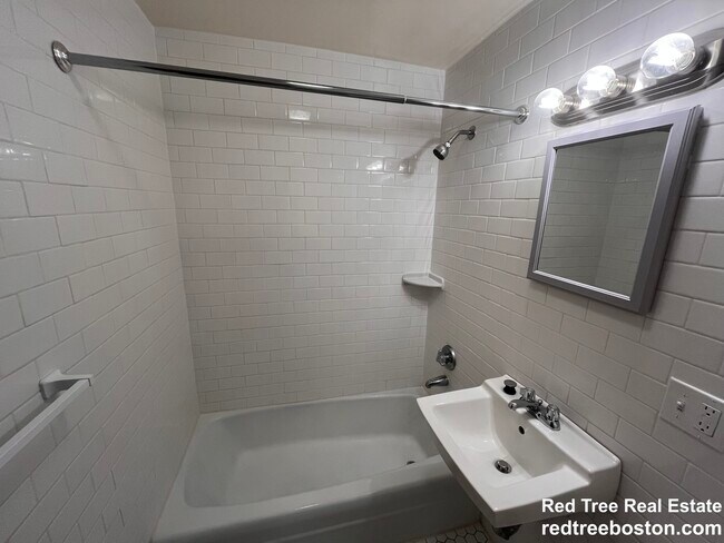 Foto del edificio - 172 N Beacon St