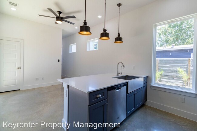 Foto del edificio - 2 br, 2.5 bath House - 6304 Laird Dr. #2