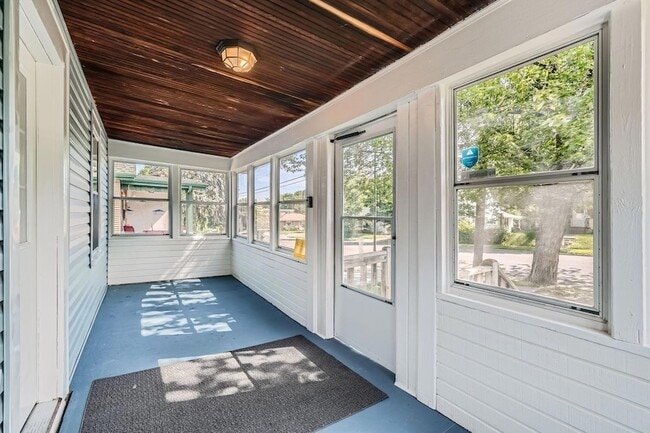 Building Photo - 1083 Western Ave N