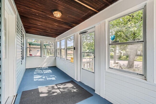 Foto del edificio - 1083 Western Ave N