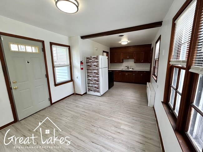 Building Photo - Stunning 3 Bedroom 1 Bathroom now availabl...