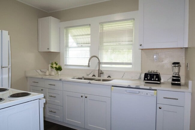 Building Photo - 1/2 OFF 3 Bedroom, 1 Bathroom Home for Ren...