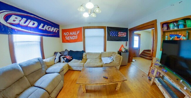 Foto del edificio - 3D Tour Available - Huge House! Pet friend...