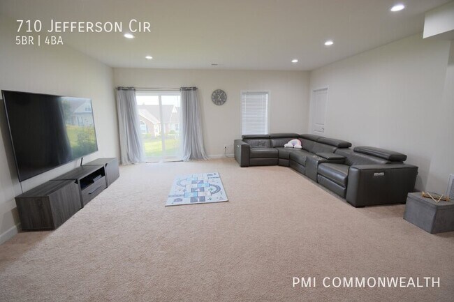 Foto del edificio - 710 Jefferson Cir NW