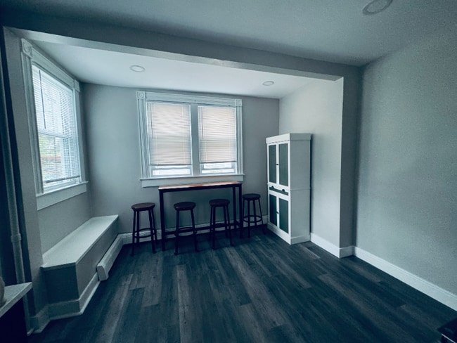 Building Photo - 65 Early St