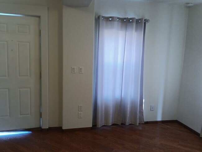 Building Photo - 2-bedroom, 1-bathroom home located in the vibrant city of Albuquerque