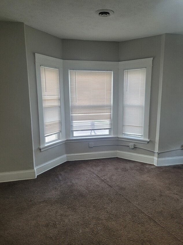 Dormitorio - 9703 Denison Ave