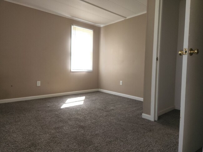 Building Photo - Three Bedroom, One Bathroom Duplex Apartment