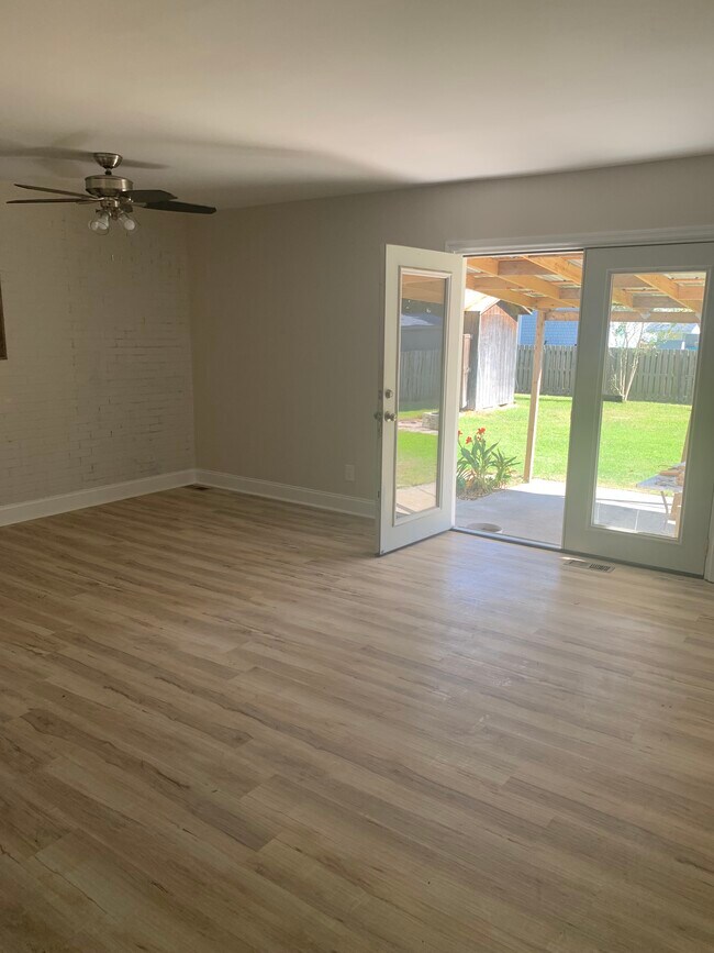 Living Room to Patio - 109 S Crestwood Dr