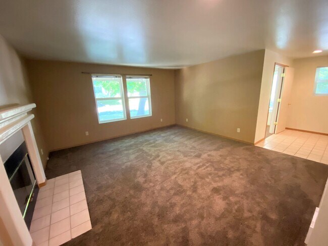 Foto del edificio - 3 Bed, 2 Bath 1 block from CWU