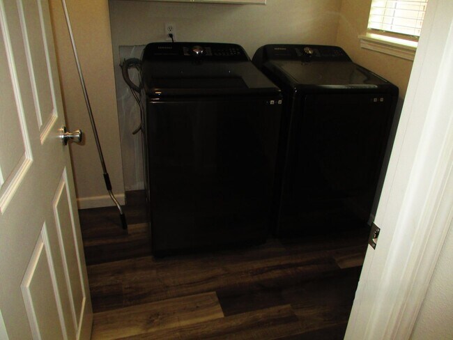 Building Photo - Becker-330/332