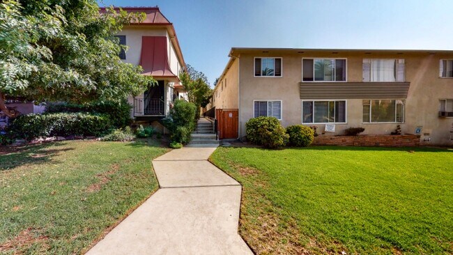 Foto del edificio - 2130 N Beachwood Dr