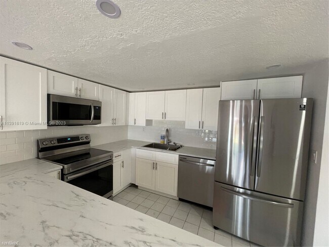 Building Photo - 3 br, 2.5 bath House - 13510 NE 21st Ct # ...