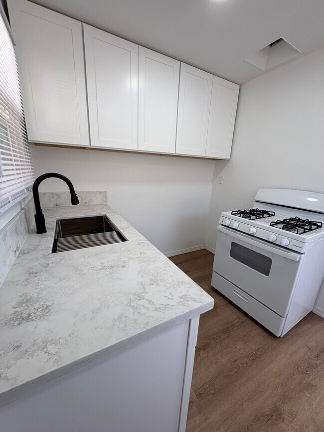 Foto del edificio - 737 W Vernon Dr