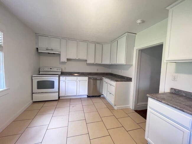Building Photo - Large 3 bedroom home with a den!