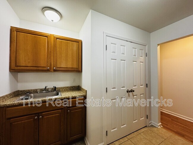 Building Photo - 4621 Kirkland Ave