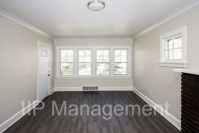 Foto del edificio - NEWLY UPDATED 3 BED/1.5 BATH ON W. 114TH S...