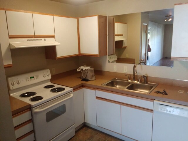 Kitchen - 3335 N Lakeharbor Ln