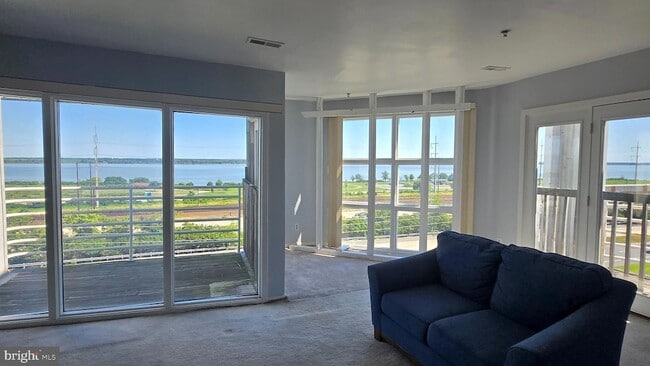 Building Photo - 5215 Le Parc Dr
