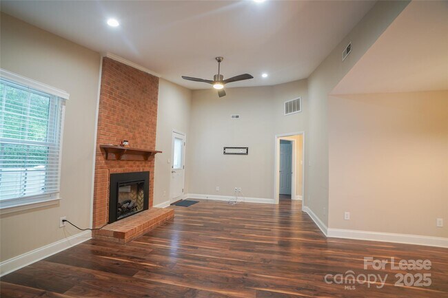 Foto del edificio - 2434 Dryden Ln
