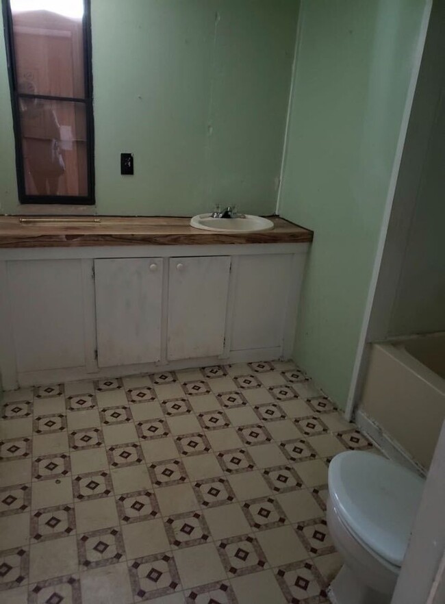 Building Photo - Rent this Affordable 2 Bedroom 1 Bathroom ...