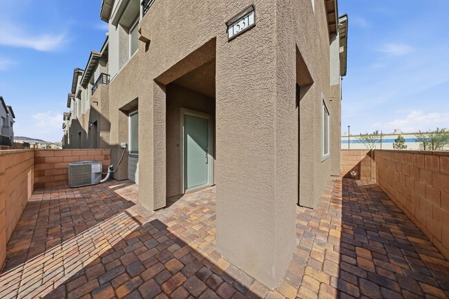 Foto del edificio - BRAND NEW, NEVER-LIVED-IN Lennar Corner Unit — 4 Bed / 3 Bath with Premium Upgrades!