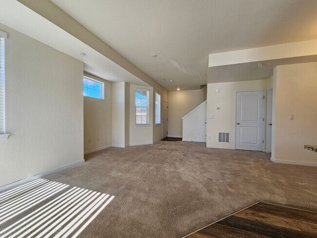 Building Photo - Like new 2Bed, 2.5 Bath with Den/Office To...