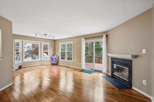 Foto del edificio - Modern Brick End-Unit Townhome with Stunning Upgrades and Serene Wooded Views