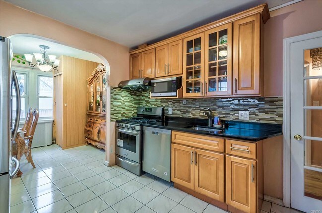 Foto del edificio - 82-41 256th St