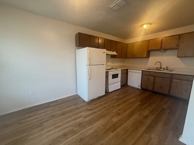 Foto del edificio - 2 Bedroom 1 Bathroom Unit in Quiet Fourplex!
