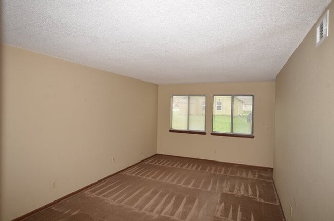 Building Photo - 2nd floor unit with balcony.