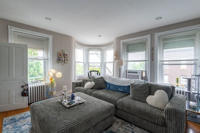 Building Photo - Bright One Bedroom spacious