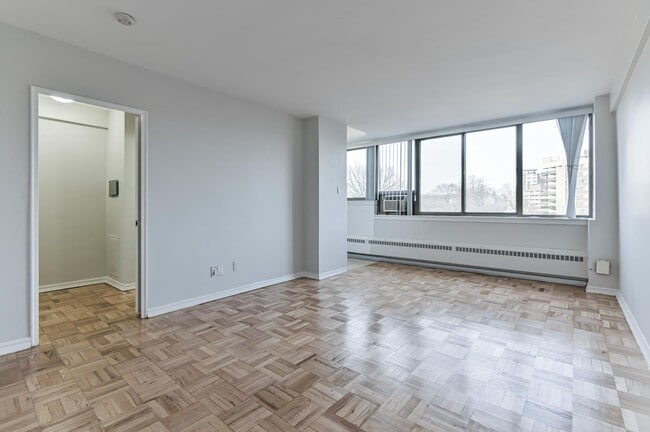 Building Photo - Skyliner