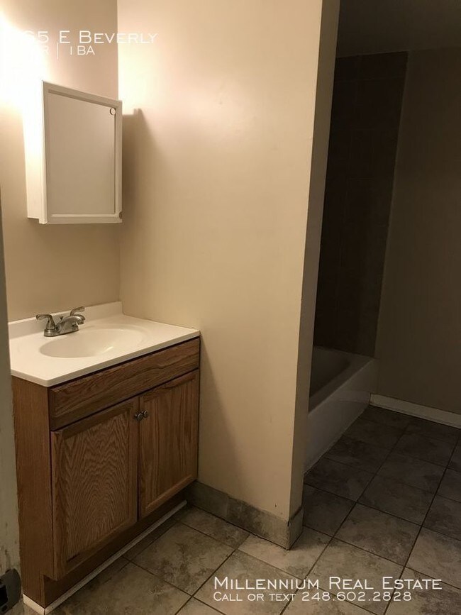 Building Photo - Charming 4 bedroom in North Pontiac!