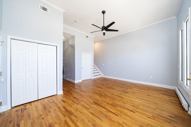 Foto del edificio - 74 Mallory Ave