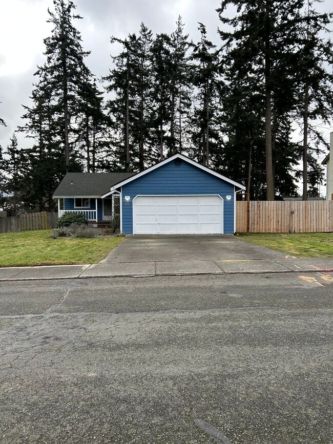 Building Photo - Great Dog Friendly 3 Bedroom Home Close to...