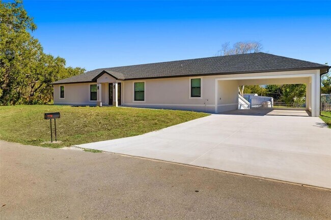 Foto del edificio - 118 Ruby Ave N