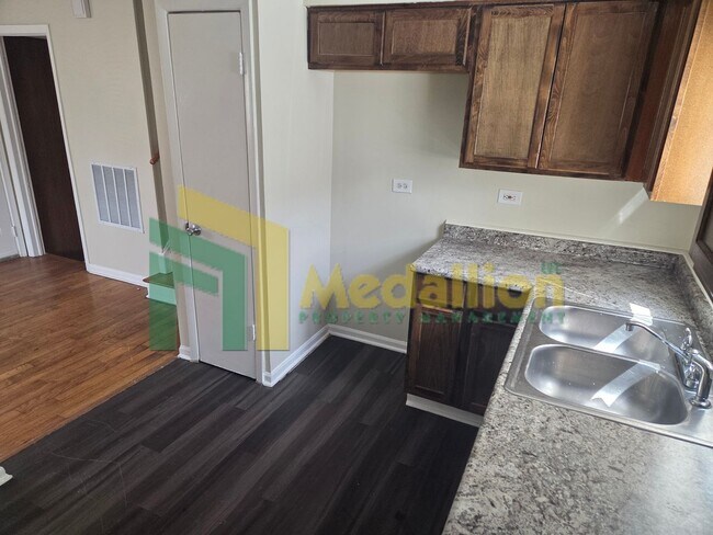 Foto del edificio - Updated 4-Bedroom Home with Finished Basement and Fenced Yard