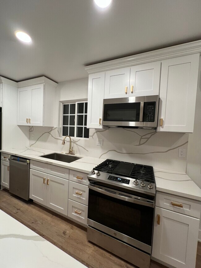 Building Photo - 1254 W 59th St