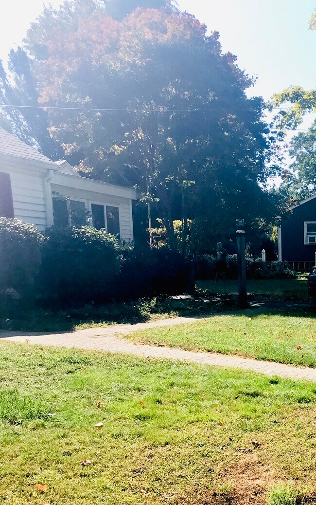 Building Photo - 12 Ledgewood Rd